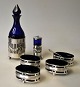 English salt/pepper set, 19th century. Silver plated with blue glass. Consisting of 4 salt pans, ...