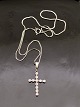 14 carat white 
gold cross with 
zircons 2.6 x 
1.8 cm. and 8 
carat chain 40 
cm. Item No. 
528868