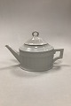 Royal 
Copenhagen 
White Fan 
Teapot No. 
11566. Measures 
17 cm x 27 cm / 
6.69" x 10.62". 
Contents: ...
