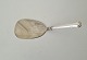 Double fluted 
cake spatula in 
silver and 
steel 
Stamp: Cohr - 
830s 
Length 14.3 
cm.