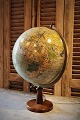 Decorative, old 
globe with 
light and with 
a nice old 
patina.
H: 49cm. Dia.: 
32cm.
