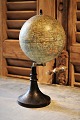 Decorative, 
1800s mini 
globe from 
Paris with a 
very fine 
patina.
H: 24cm. Dia.: 
12 cm.