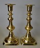 A pair of English brass candlesticks, 19th century. H.: 19.5 cm.