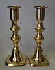 Pair of English brass candle sticks, 19th century Height: 16 cm.