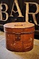 Old oval metal 
box with old 
original 
painting and 
fine patina. 
Super fine for 
storage. H:29 
...