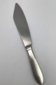 Georg Jensen 
Stainless 
'Mitra' Mat 
Layer Cake 
Knife Measures 
26 cm (10.23 
inch)