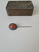 Art Nouveau 
borche - needle 
in silver with 
amber
Length 5,2 cm. 
Dimension 1,7 x 
2 cm.