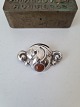 Art Nouveau 
brooch in 
silver with 
amber pearl 
Stamped 830
Dimension 27 x 
43 mm.