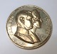 Große Silbermedaille zur Erinnerung an die Hochzeit von Frederik und Ingrid im 
Jahr 1935. Wiegt 74 Gramm
