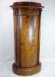 Oval Pedestal Cabinet - Carvings - Mahogany - 1820
Great condition
