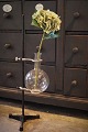 Gammel rå fransk "Laboratorie vase" bestående af råt jern stativ med glas kolbe 
til en enkelt blomst...