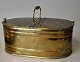 Brass tea 
chest, 19th 
century With 
handle and two 
compartments, 
oval. H.: 10 
cm. L: 24 cm. 
W.: ...