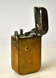 Lighter in 
brass, approx. 
1920. For 
gasoline. L.: 5 
cm.
