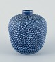 Keramikvase i 
modernistisk 
design med 
glasur i blå 
toner.
Ca. 1970’erne.
Stemplet med 
...
