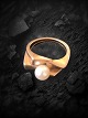 Ole Lynggaard 14 carat (585) gold ring with natural pearl. size 52