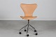 Arne Jacobsen 
(1902-1971)
7 swivel chair 
3117
Upholstered 
with natural 
colored vegetal 
...