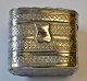 Small silver pillbox, 19th century With numerous decorations. Stamped: WZ. H.: 3.5 cm. W.: 4 cm.