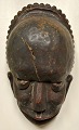 African mask, 
mid 20th 
century. 
Painted wood. 
H.: 25 cm.
Provenance: 
Globetrotter, 
journalist ...