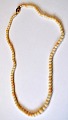 Coral necklace with 14 carat gold clasp, 20th century L.: 44 cn,