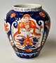 Japanese Imari vase, 19th century. Polychrome decorated with flowers and Fo bird. H.: 11.5 cm.
