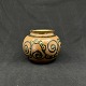 Height 12.5 cm.
Beautiful cow 
horn decorated 
Kähler vase 
from the 1920s.
It is stamped 
HAK ...