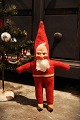 Old Santa Claus 
from the 40s in 
fabric with a 
face in painted 
papier-mâché 
and with clogs. 
...