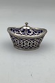 English William 
Comyns & Sons 
Ltd Sterling 
Silver Bowl 
with lid and 
glass incert
10,5cm wide 
...