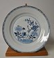 Chinese blue painted plate, approx. 1780. Decorated with flowers and cranes. Dia.: 22.7 cm.NB: ...