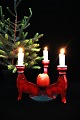Svensk julelysestage i udskåret træ med 3 grise som bære et stearinlys og med et 
æble i midten fra 40érne...
