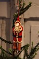 Old Christmas 
tree decoration 
in the shape of 
Santa Claus in 
fabric and 
cotton wool. H: 
10.5 cm.
