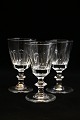 Old French port 
wine glasses 
with fine facet 
grinding and 
nice base.
H: 10.5cm. 
Dia.: 5.5cm.
