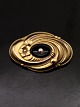 Gilded brooch 
4.1 x 2.5 cm. 
with onyx and 
pearl subject 
no. 562603