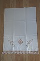 Parade piece
A beautiful old parade piece with handmade white  
embroidery
The parade piece was in the good old days used to 
hang in front of the tea towels so that all things 
always looked clean
86cm x 63cm
In a good condi