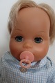 Doll from the 1950-years
Tiny Tears Doll"
H: about 31cm
Stamp behind: Made in England 12B
Able to open/close eyes
Comes with a teat/dummy, a feeding bottle and 
some cloth
In a good condition