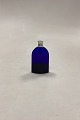 Medicinflaske i 
koboltblå glas 
med 
aluminiumslåg. 
Måler 9 cm x 
4,9 cm  x 2 cm. 
/ 3.55 in. x  
...