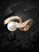 Per Borup guld ring. 14 karat med perle og 4 brillianter