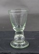 Portvinsglas 
eller 
hedvinsglas med 
luftboble i 
stilk samt 
klippet under 
fod fra ca. år 
1900 fra ...