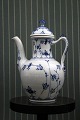Royal 
Copenhagen Blue 
Fluted Plain 
small coffee 
pot. H: 22cm. 
Decoration 
number: 1/47. 
1.sort. ...