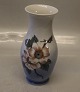 2630-2289 Kgl. Vase med brombærblomster 18 cm Kongelig Dansk pocelæn