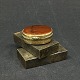 Length 4.5 cm.
Height 1.5 cm.
Fine oval pill 
box with 
patinated sides 
reddish brass 
and red ...
