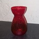 Rødt hyacint 
blomsterglas 
from 1940´erne. 
I god stand 
uden skader 
eller 
reparationer. 
H. 14½ cm.
