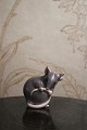 Bing & Grøndahl lille grå porcelæns mus.
Højde: 4,5cm. 
B&G# 1801...