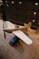 Dekorativt model fly fra 30érne i træ og metal med en rigtig fin patina.
Længde 82cm.
Vingefang 105cm.