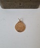 Pendant in 14 kt gold decorated with trefoil on one side and the Lord's Prayer on the other ...
