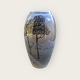 Bing & 
Grøndahl, Vase 
med motiv af 
træ landskab, 
18,5cm høj, 
11cm bred 
1.sortering 
*Perfekt stand*