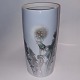 B&G vase I porcelæn med tidsler og mælkebøtter