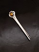 Stick brooch 
7.5 cm. 830 
silver with 
amber subject 
no. 571929