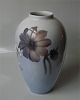 2 stk på lager
Royal 
Copenhagen Vase 
2660-1099 
Blomst 27 cm i 
hel og fin 
stand