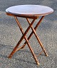 Mahogany 
folding table 
with round top, 
19th century 
Denmark. 
Height: 51 cm. 
Dia. plate.: 45 
cm.