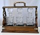 English 
tantalus with 3 
decanters, 
approx. 1900. 
With openable 
metal handle. 
Included key. 
...